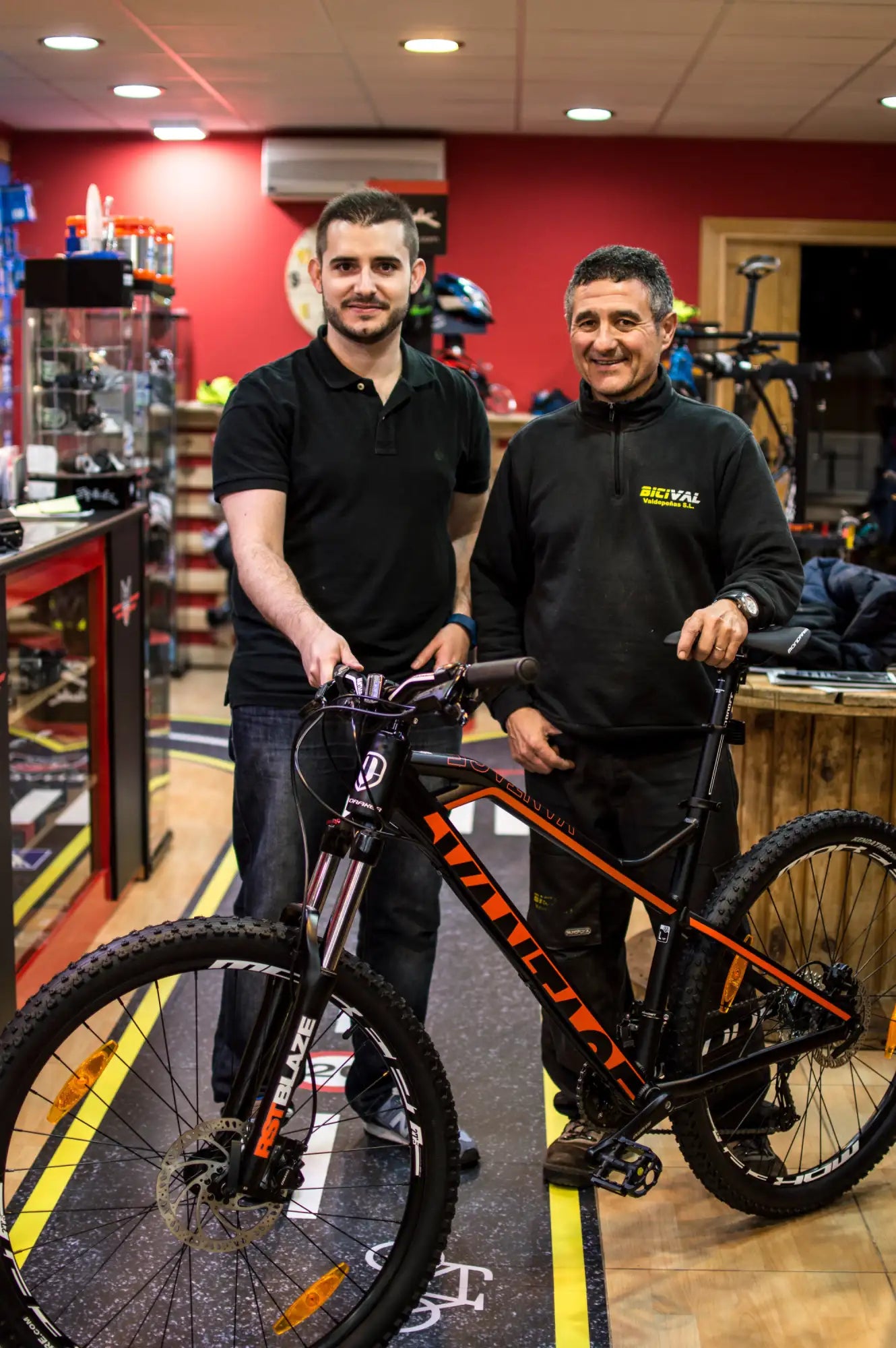 Bicicleta de montaña negra y naranja con un diseño de marco elegante.