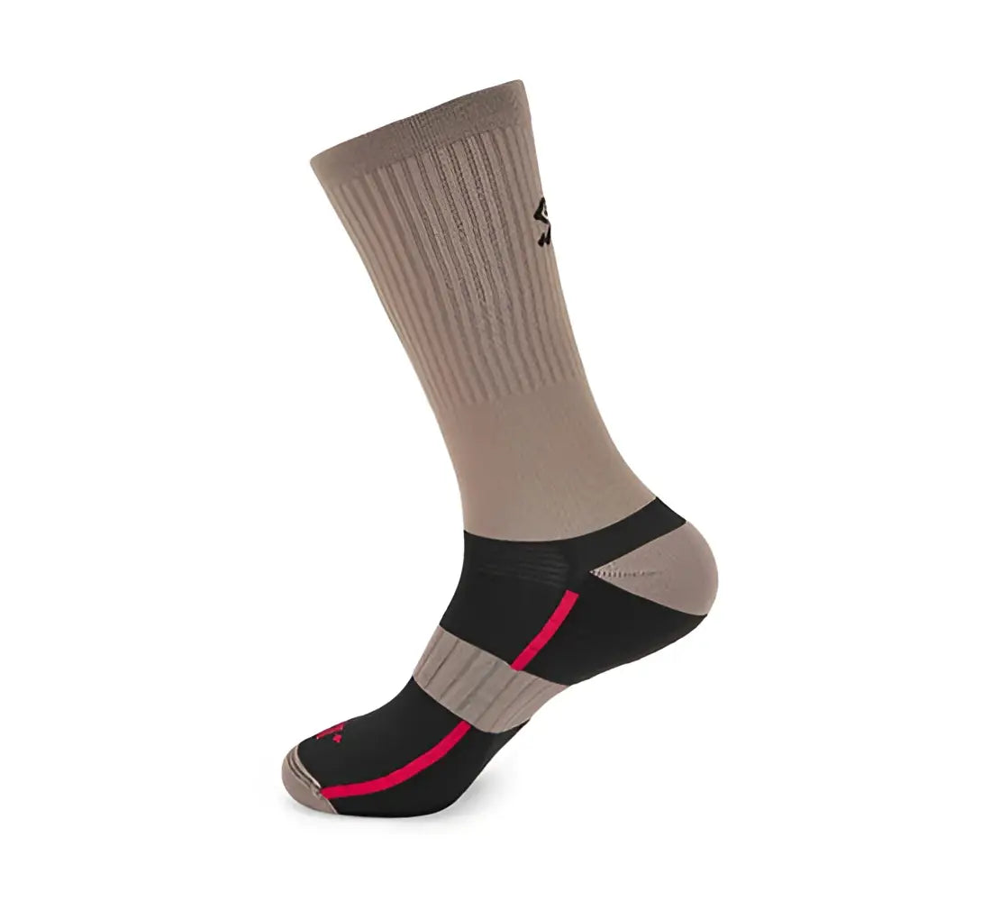 Calcetin ciclismo spiuk all terrain gravel largo unisex en tonos beige y negro con franjas rosas, puño acanalado y dedos reforzados