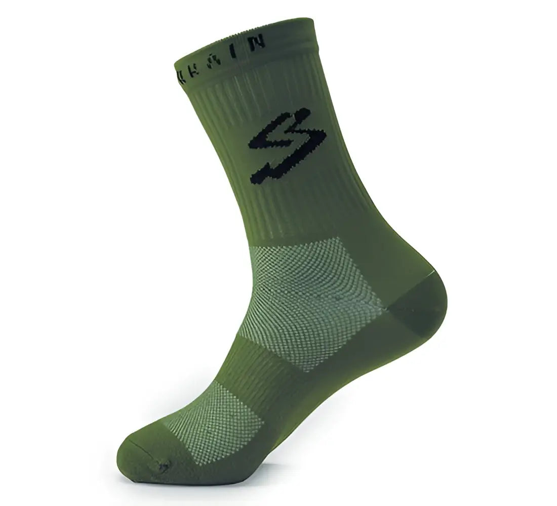 Calcetin ciclismo spiuk all terrain largo unisex en verde oliva con logo negro y patron texturizado