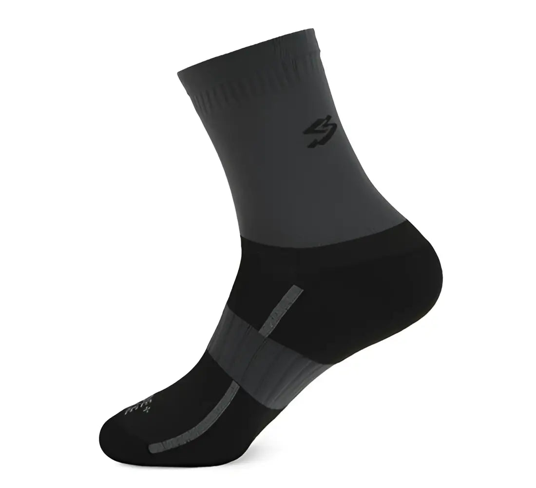Calcetin ciclismo spiuk gravel medio largo unisex negro y gris con puño acanalado y soporte reforzado en el arco
