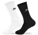 Par de calcetines ciclista ciclismo spiuk anatomic largo unisex en blanco y negro con logo sutil lateral