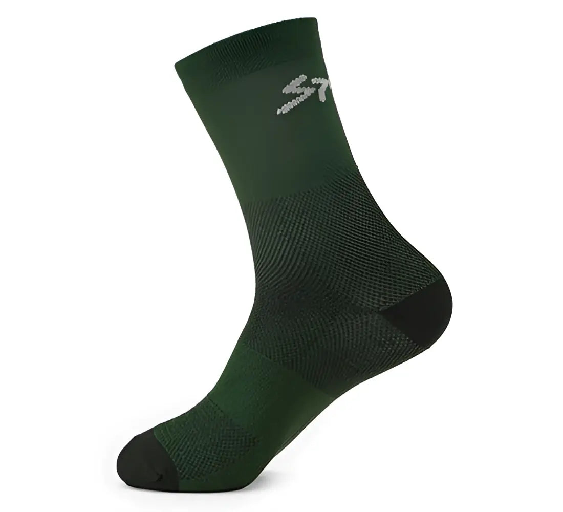 Calcetin ciclismo spiuk anatomic medio largo unisex verde oscuro con detalles negros y logo blanco near el puño