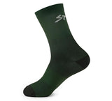Calcetin ciclismo spiuk anatomic medio largo unisex verde oscuro con detalles negros y logo blanco near el puño