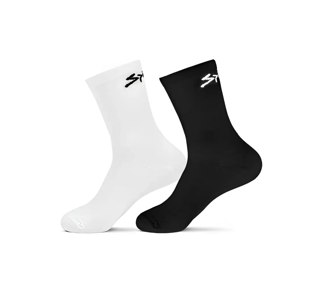 Calcetin ciclismo spiuk pack 2 uds anatomic medio unisex en blanco y negro con logo minimalista en el tobillo