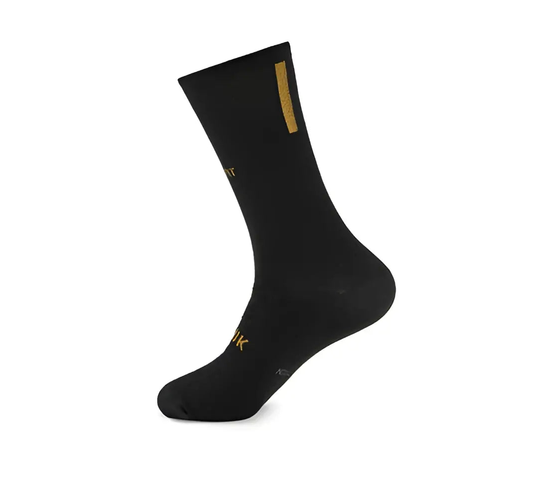 Calcetin ciclismo spiuk profit winter largo unisex negro con franja dorada vertical y marca sutil dorada cerca de la punta