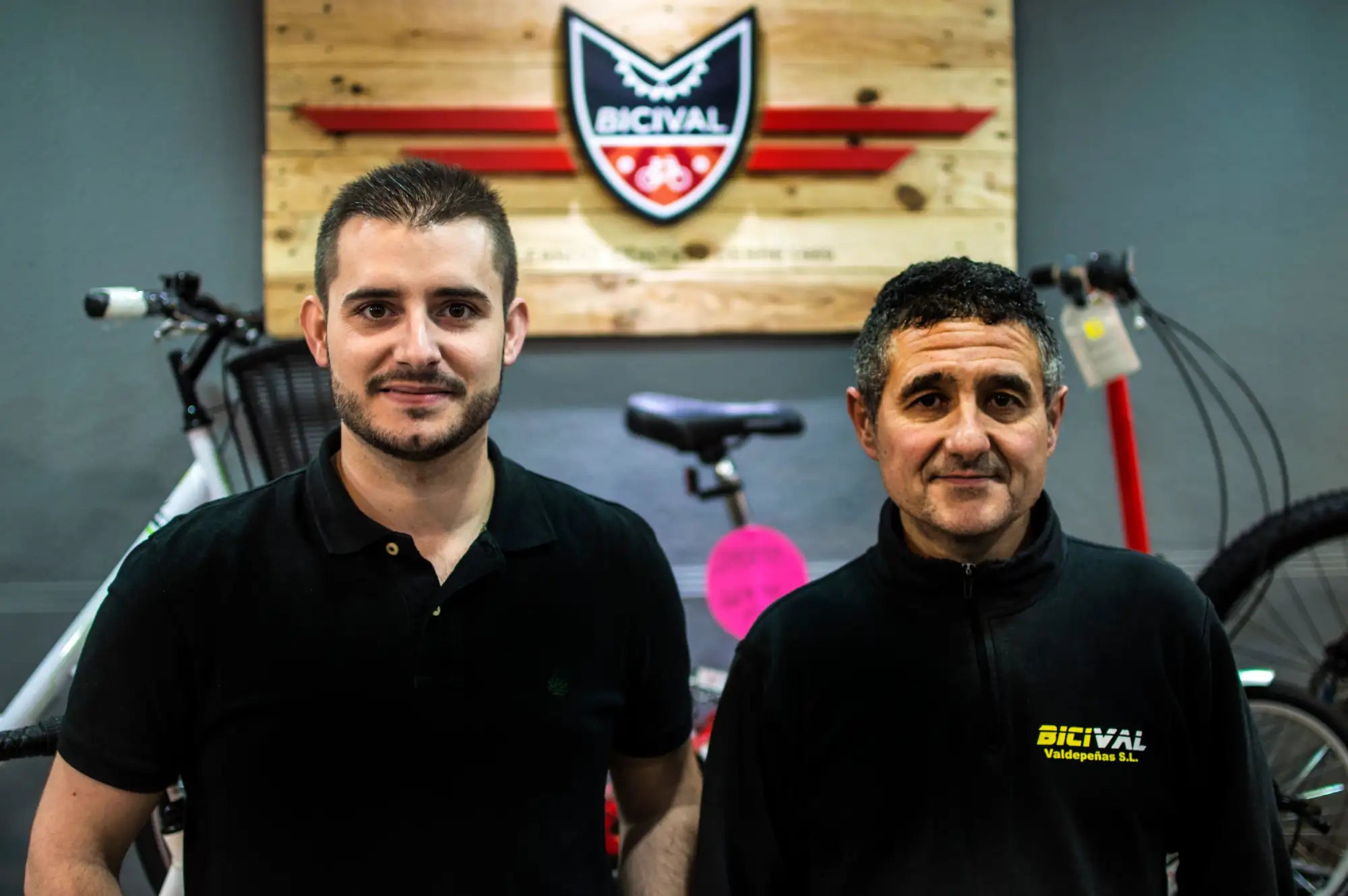 Camisa polo negra con cuello abotonado pequeño y mangas cortas.