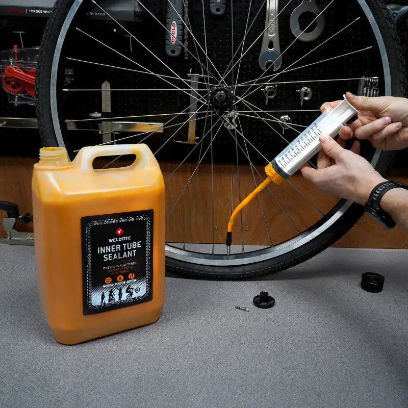 Liquido Sellante Premium Weldtite 5 L para Camaras con Demonta Válvulas + Tubo para Relleno