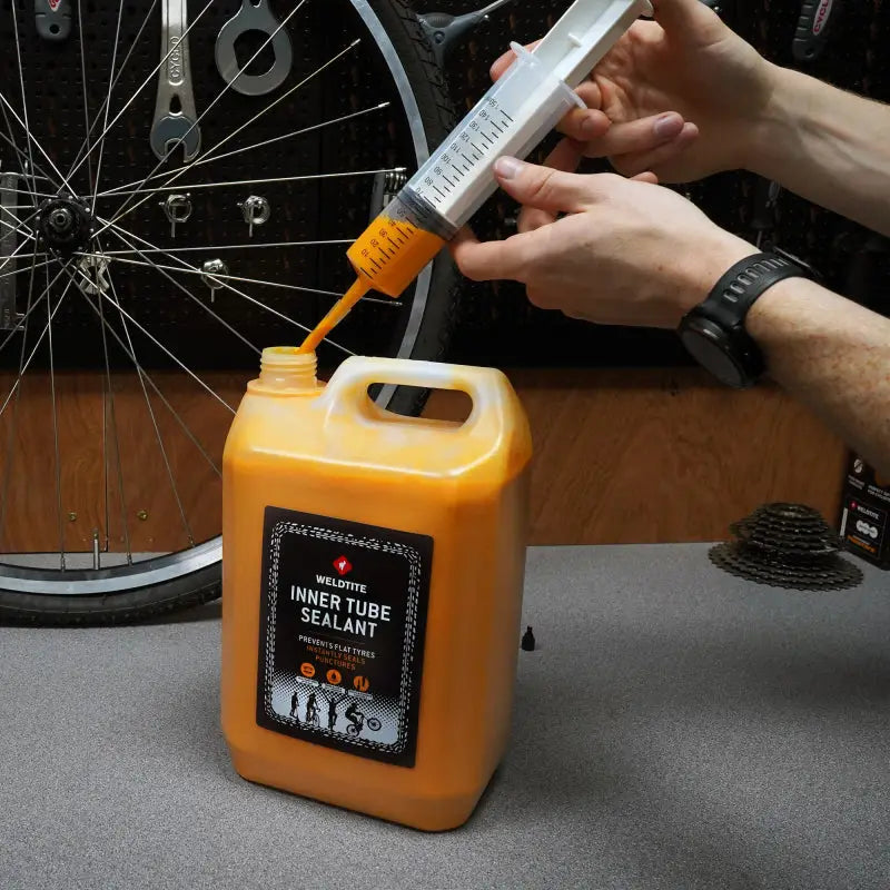 Liquido Sellante Premium Weldtite 5 L para Camaras con Demonta Válvulas + Tubo para Relleno