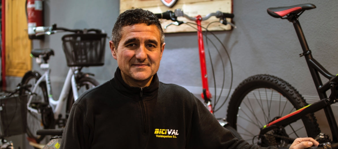 Equipo de Bicival en el taller de bicicletas