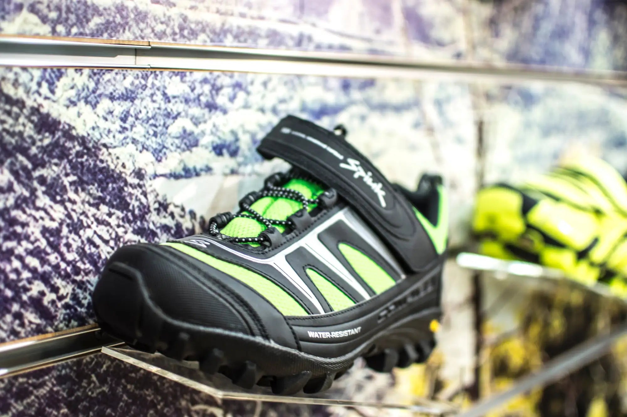 Zapatilla de senderismo impermeable Spyder negra y verde neón con suela resistente y correa ajustable.