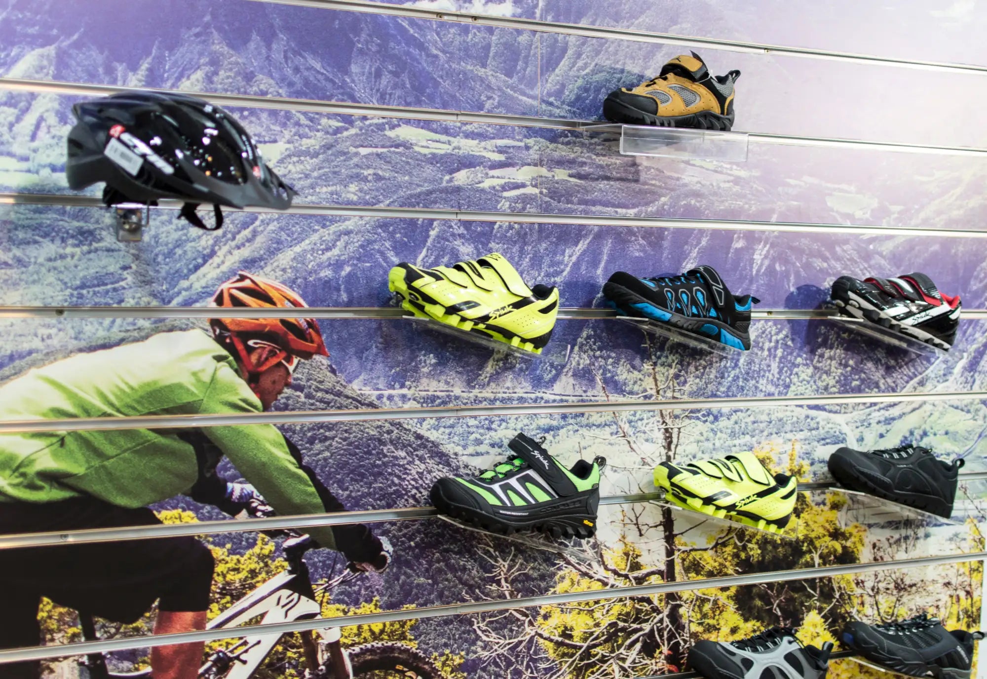 Zapatos de bicicleta de montaña de neón amarillo brillante con acentos negros y un diseño aerodinámico elegante.